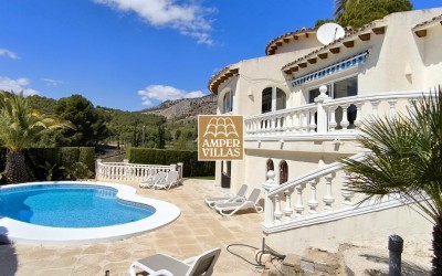 Spacious and beautiful Mediterranean-style villa with guest apartment.
